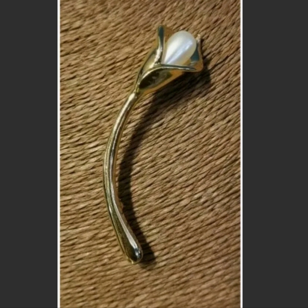 Avon Goldtone Lily Brooch and Pearl Calla Vintage